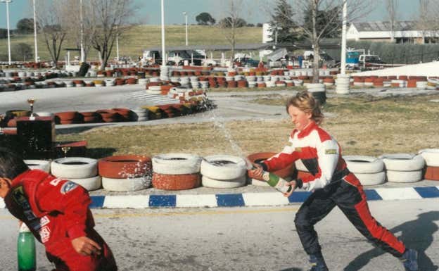 Lucas Ordoñez, celebra el primer podio de su vida a bordo de un kart.  L. Ordoñez