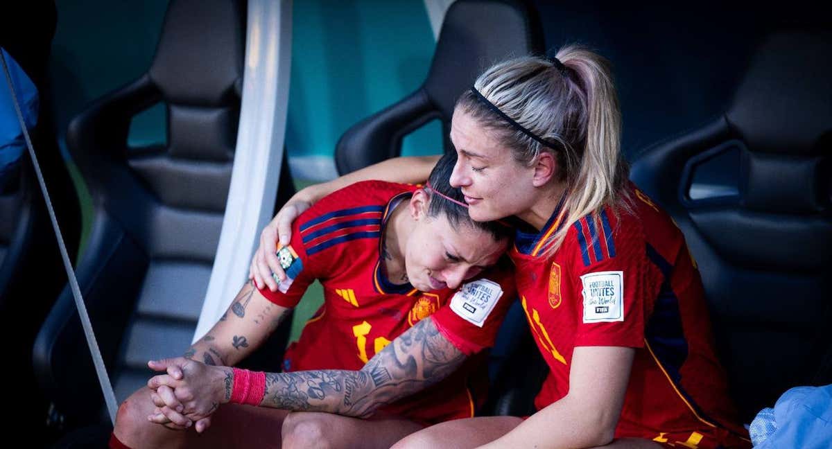 Jenni Hermoso y Alexia llorando tras el partido ante Países Bajos.