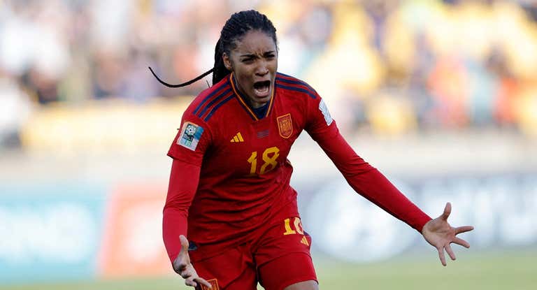 Salma Paralluelo celebrando el gol de la victoria.