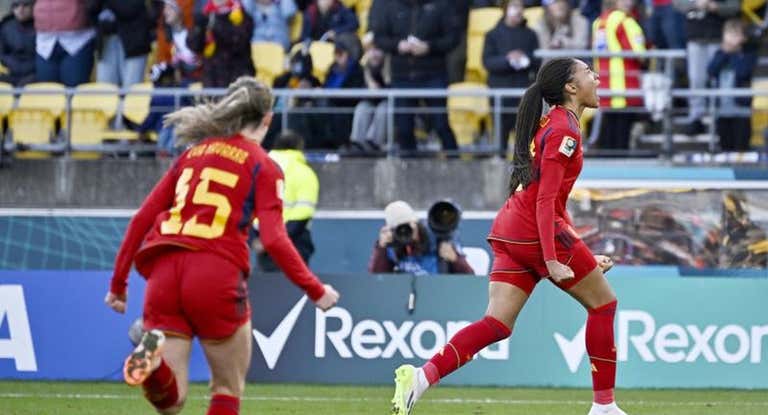 Salma Paralluelo celebra el gol de la victoria de España. .