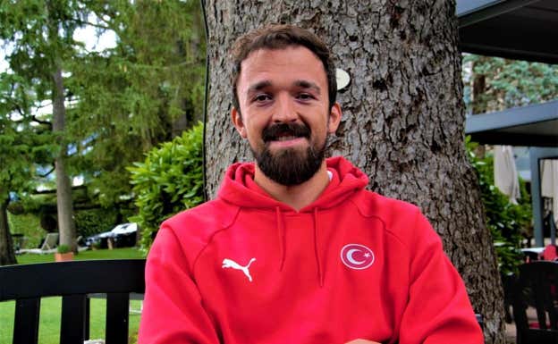 Sertaç Şanlı posa para Relevo desde la concentración de Turquía. Relevo