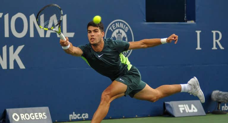 Carlos Alcaraz golpea una derecha en el Masters 1000 de Montreal.