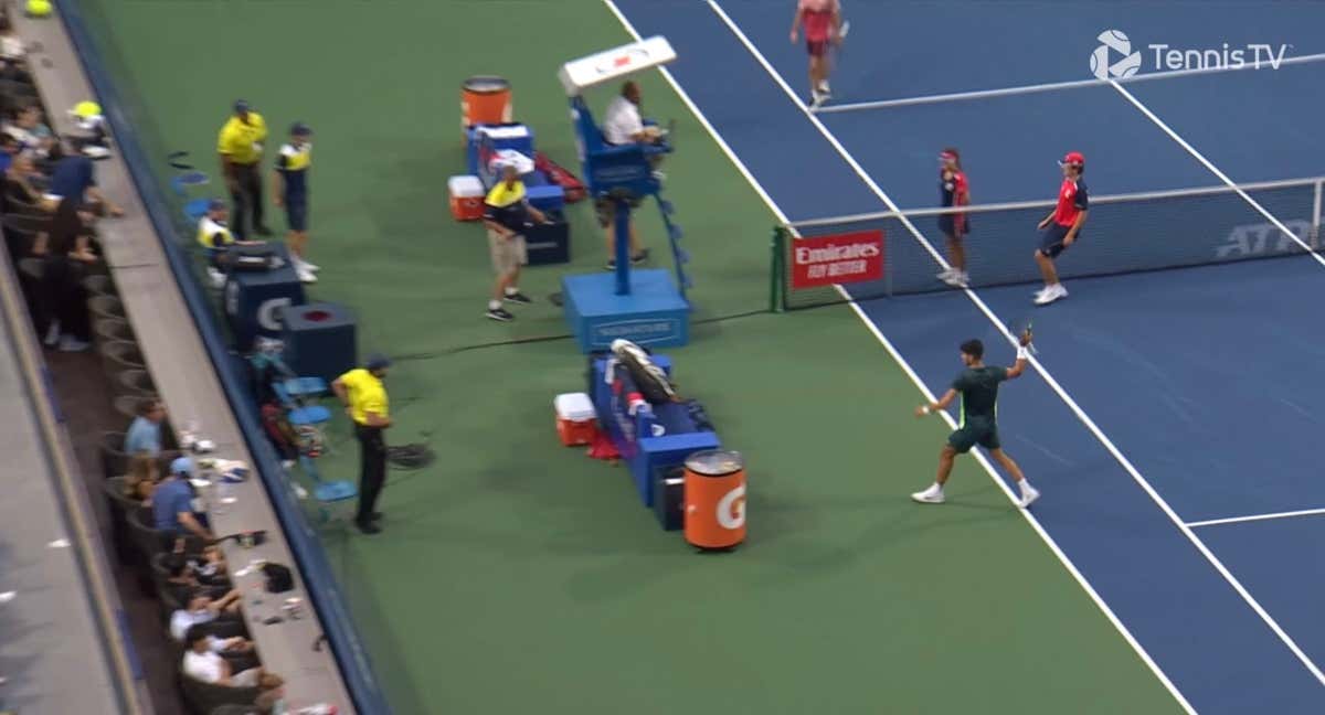 Carlos Alcaraz, en el momento de lanzar la raqueta contra el suelo en Canadá. /TennisTV