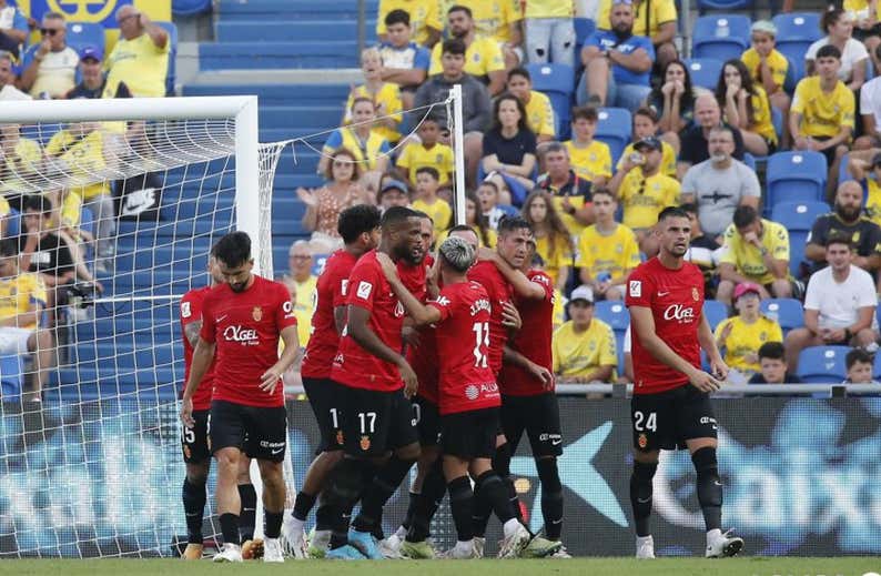 La pizarra de Aguirre impide la victoria de Las Palmas en su vuelta a Primera