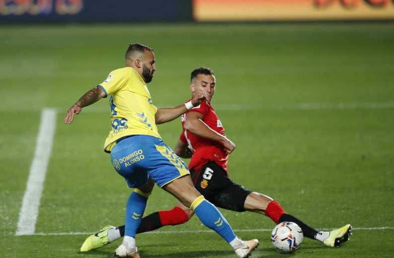 La pizarra de Aguirre impide la victoria de Las Palmas en su vuelta a Primera