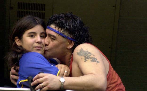 Maradona besa a su hija Giannina durante un partido de Boca en 2001.  EFE/INFOSIC/Nahuel Roark
