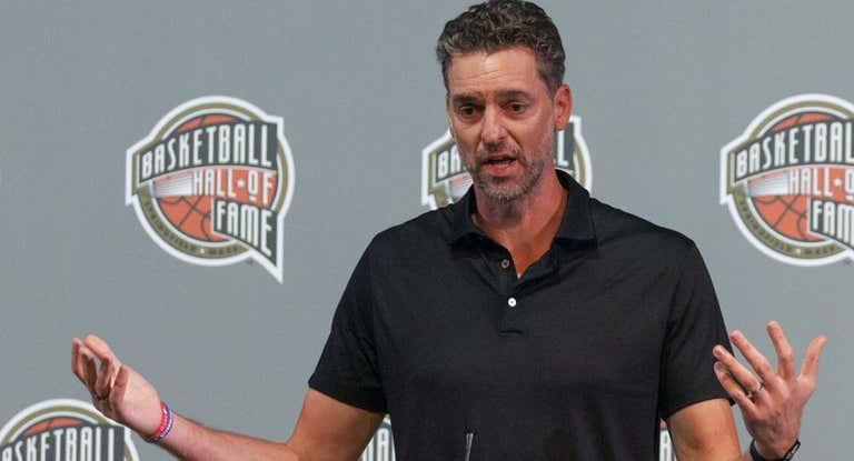 Pau Gasol da una rueda de prensa en el teatro Mohegan Sun Cabaret, escenario del recibimiento a los homenajeados.