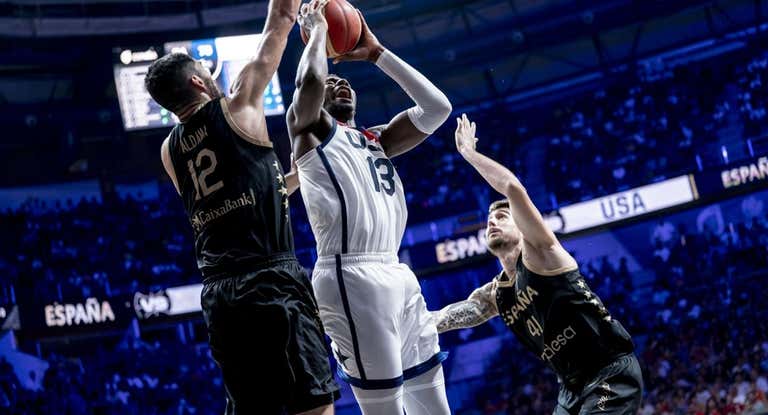 Santi Aldama y Juancho Hernangómez formando el juego interior de España durante el choque ante EE. UU.
