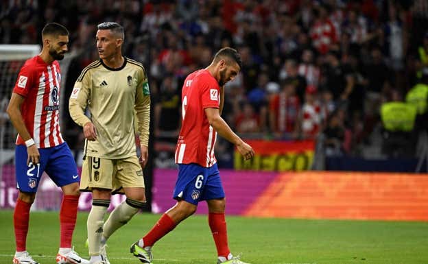 Koke se retiró del terreno de juego ante el Granada a los cinco minutos de juego. EFE