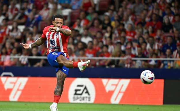 Memphis, en el chut que significó el 2-1 ante el Granada en el minuto 66.  AFP