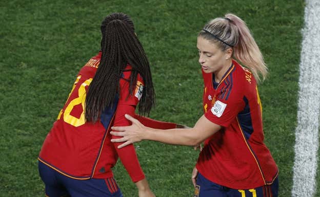 Salma Paralluelo salta al campo por Alexia Putellas en el minuto 57.  REUTERS/Amanda Perobelli