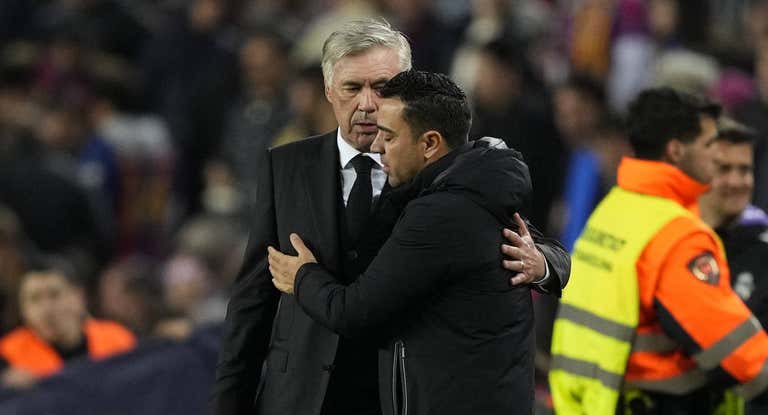 Ancelotti abraza a Xavi en un Clásico del pasado mes de abril.