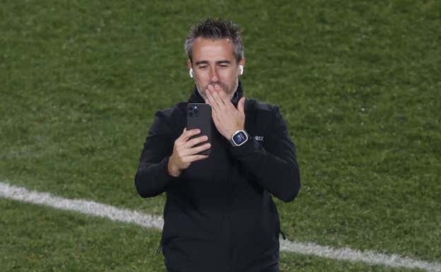 Jorge Vilda habla por videollamada tras la clasificación a la final del Mundial.  REUTERS/Amanda Perobelli