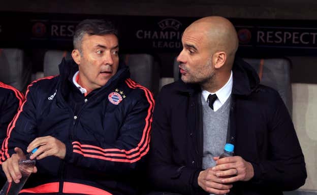 Domènec Torrent, que acompañó a Pep en su debut con el Barça B en Premià, junto a Guardiola en la época del Bayern Múnich.  EFE