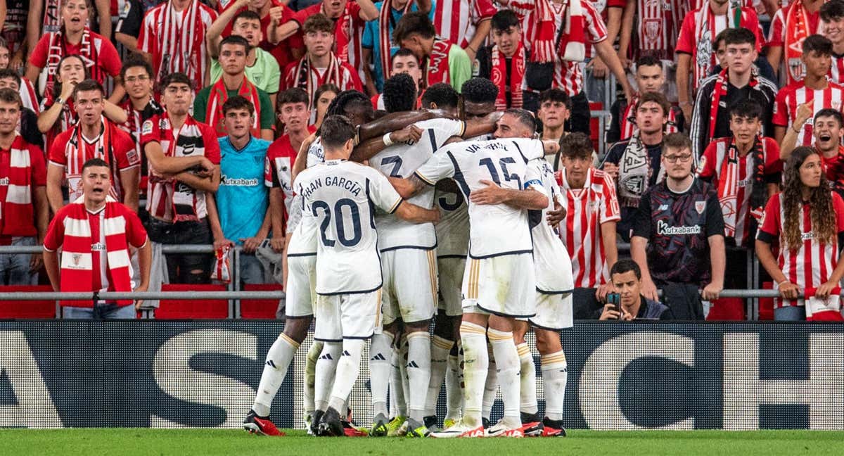 Los jugadores del Real Madrid celebran un gol en San Mamés. / EFE