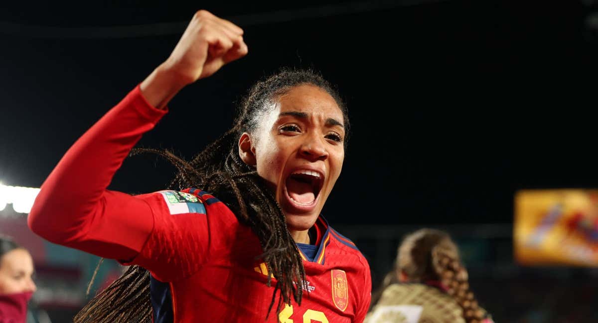 Salma Paralluelo, jugadora de la Selección, celebra su gol ante Suecia.