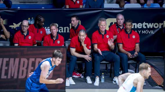 Steve Kerr aplaude en el banquillo durante el EE. UU. - Eslovenia del Torneo de Málaga. /FEB