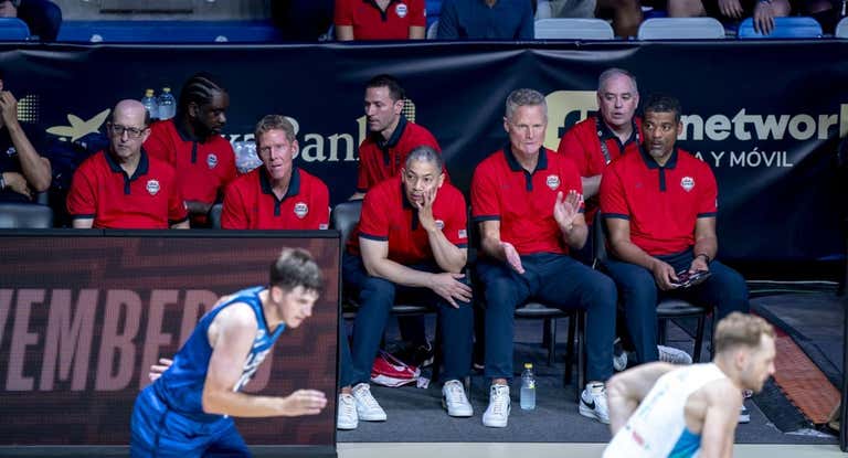 Steve Kerr aplaude en el banquillo durante el EE. UU. - Eslovenia del Torneo de Málaga.