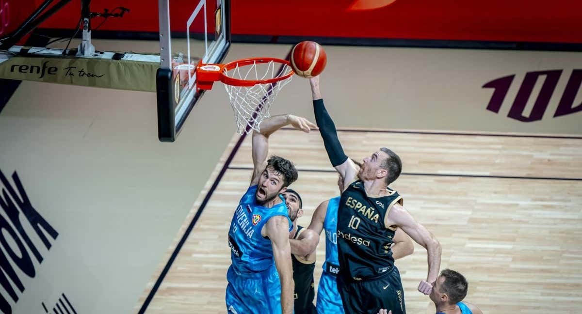 Víctor Claver entra a canasta durante el partido ante Eslovenia en Málaga. /FEB