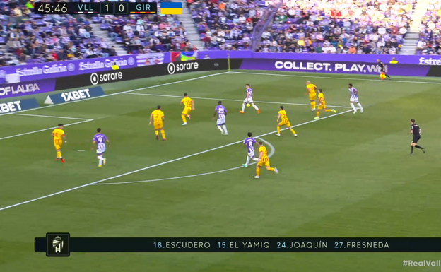 Fresneda recogiendo la pelota en área rival.