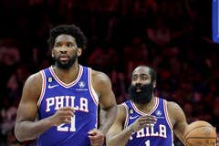 Embiid, el mayor riesgo en el fuego cruzado entre Philadelphia y Harden