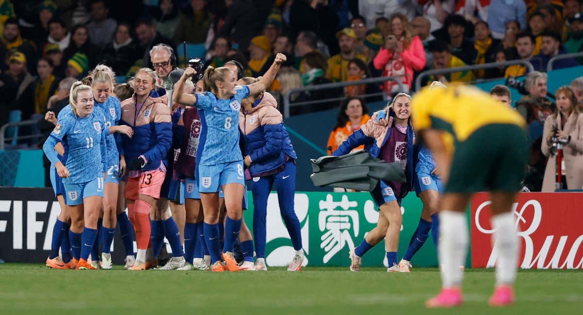 Las jugadoras de Inglaterra celebran el gol de Hemp./REUTERS