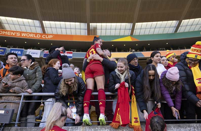 «Era raro el día que no venía a casa llorando»: la estrella que creció sin poder jugar al fútbol en el cole