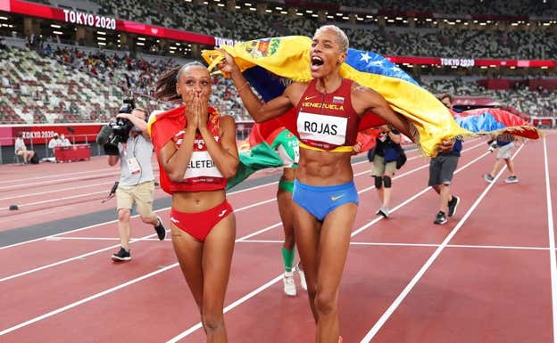 Yulimar Rojas celebra el oro en Tokio 2020 junto a su compañera de entrenamientos Ana Peleteiro, bronce. AFP