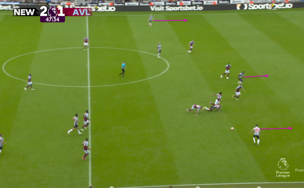 Tras recibir, Bruno habilita a ALmirón que puede atacar la última línea del Aston Villa.