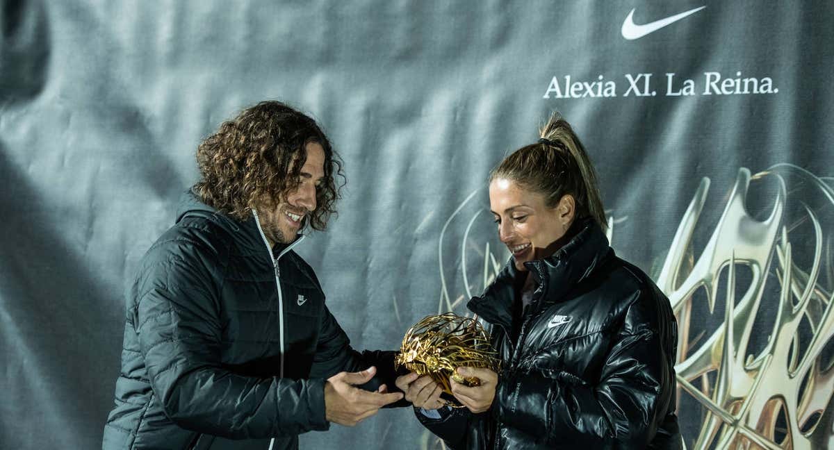 Puyol y Alexia durante un acto publicitario. /Getty