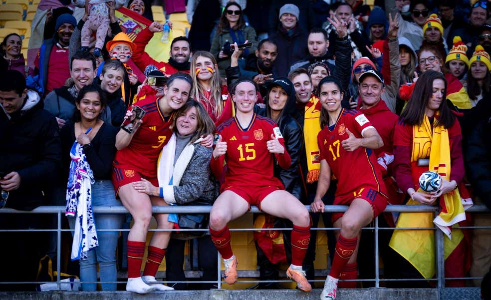Así vive el Mundial la familia que rodea a la Selección: una odisea en barco, el altar de Athenea...