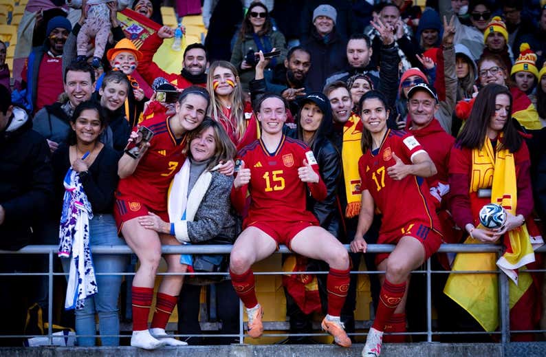 Así vive el Mundial la gran 'familia' que rodea a la Selección: una odisea en barco, el altar de Athenea...