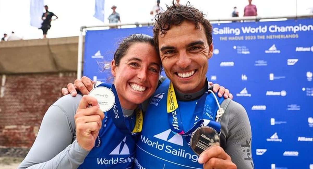 Nora Brugman y Jordi Xammar posan con su medalla de plata en 470 en el Mundial de La Haya.