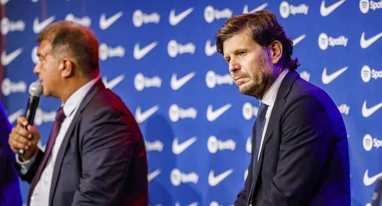 Mateu Alemany escucha las palabras de Joan Laporta durante un acto.