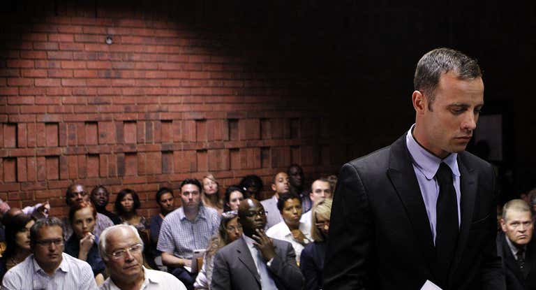 Oscar Pistorius, en el banquillo durante una pausa en los procedimientos judiciales en el tribunal de magistrados de Pretoria.