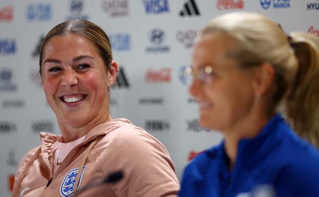 Mary Earps y Sarina Wiegman en rueda de prensa.  REUTERS