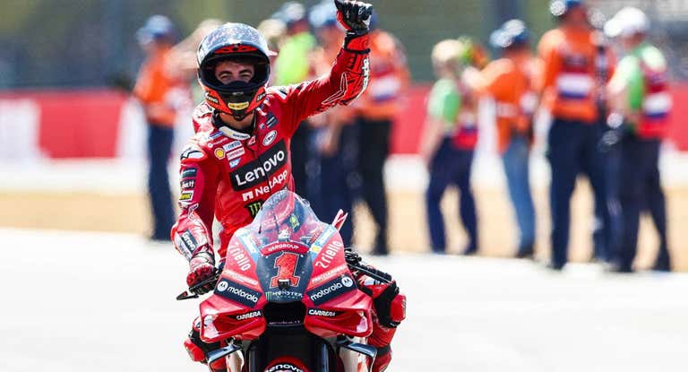 Bagnaia celebra su victoria en Assen.