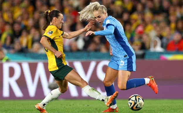 Alex Greenwood contra Hayley Raso.  REUTERS