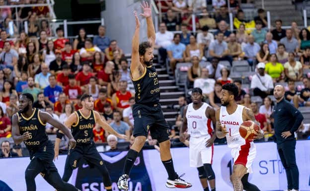 Sergio Llull durante el partido ante Canadá en Granada.  FEB