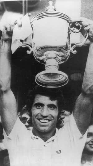 Manuel Orantes, con la copa del US Open en 1975.  Archivo
