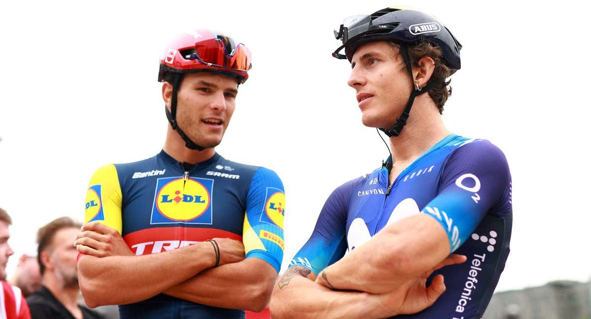 Marc Brustenga (Lidl-Trek) conversa con Iván García Cortina (Movistar Team) en la salida del Circuito de Getxo. /@GETTYSPORT