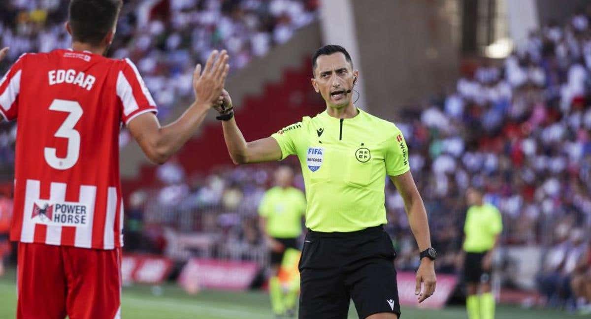 El árbitro Sánchez Martínez, durante el Almería-Real Madrid. /LALIGA