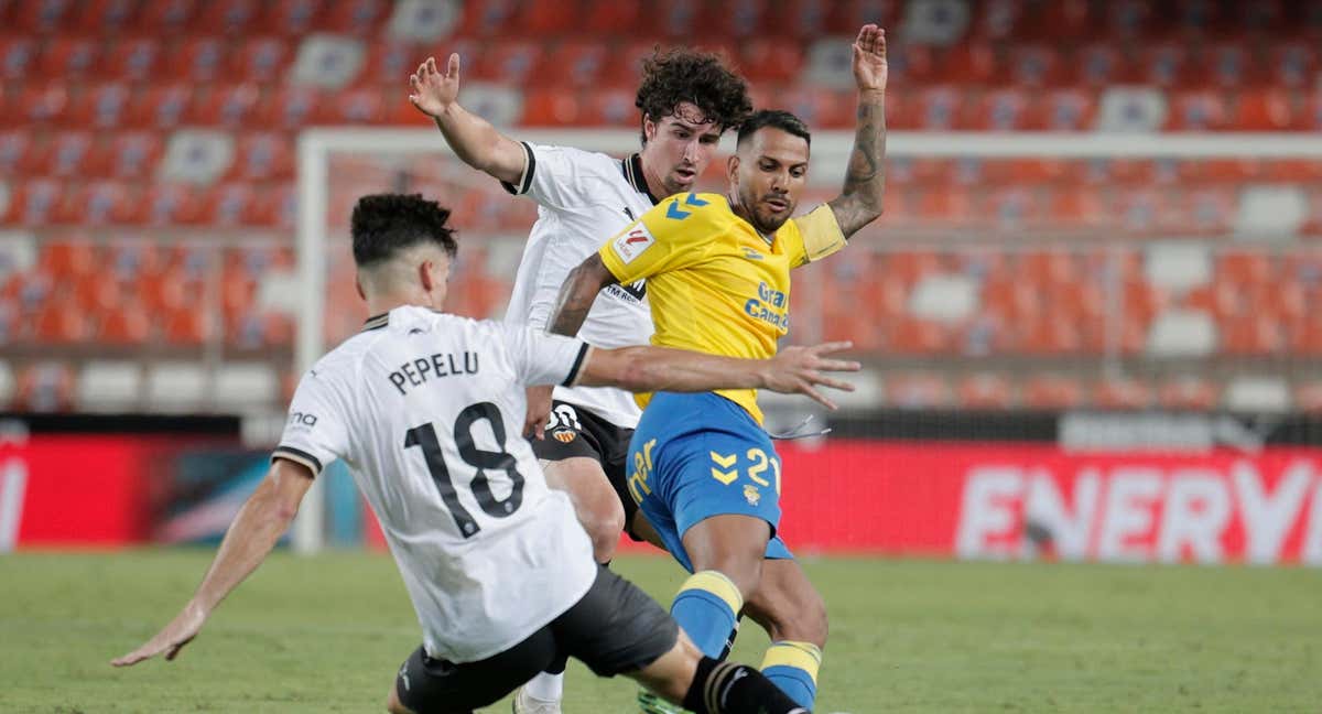 Pepelu y Jonathan Viera pugnan por un balón./EFE/ Manu Bruque.