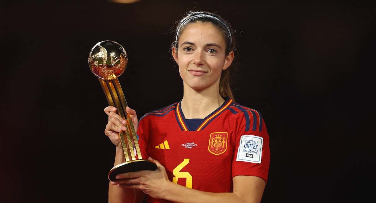 Aitana Bonamtí, con el trofeo a mejor jugadora del Mundial de Nueva Zelanda y Australia.