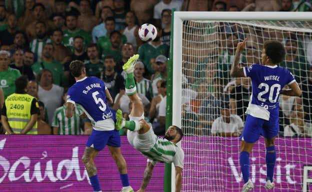 Isco intentó una chilena en la primera mitad del Betis-Atlético de Madrid.  EFE