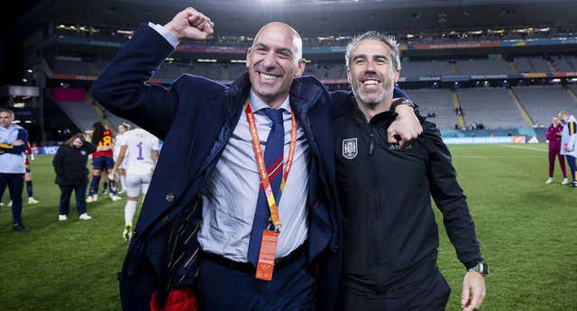 Luis Rubiales, sobre el beso a Jenni: «Es un pico de dos amigos celebrando algo; no estoy para gilipolleces ni tontos del culo»