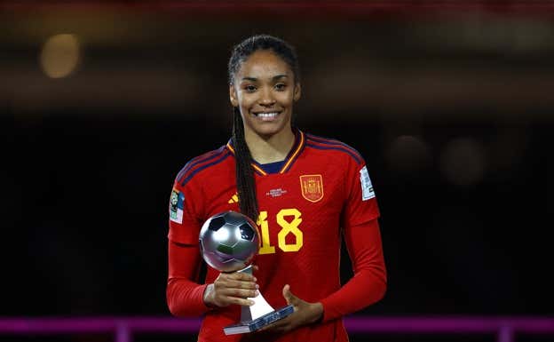 Salma Paralluelo recogiendo el trofeo de mejor jugadora joven.  REUTERS
