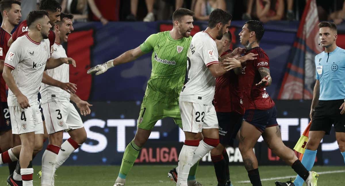 Unai Simón se encara con el Chimy Ávila tras la entrada a Berenguer.