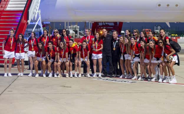 La plantilla de la selección española femenina en el aeropuerto de Barajas antes de la celebración. EFE