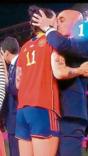 Rubiales besa en la boca a Jenni en la entrega de medallas.
